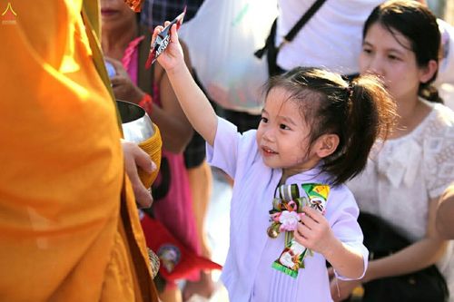 ภาพ No.19667:ประมวลภาพตักบาตรพระ 1,199 รูป ณ ถนนชายหาดพัทยากลาง