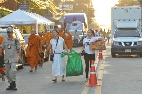 ภาพ No.19686:ประมวลภาพตักบาตรพระ 1,199 รูป ณ ถนนชายหาดพัทยากลาง