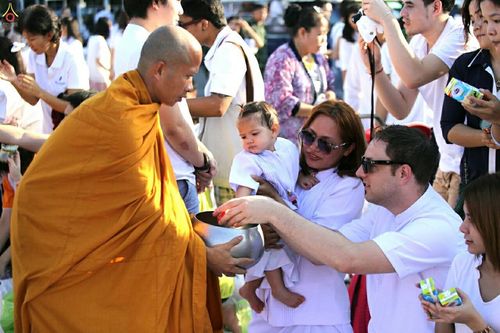 ภาพ No.19670:ประมวลภาพตักบาตรพระ 1,199 รูป ณ ถนนชายหาดพัทยากลาง