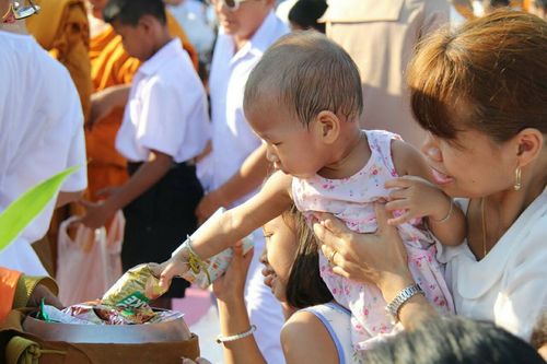 ภาพ No.19671:ประมวลภาพตักบาตรพระ 1,199 รูป ณ ถนนชายหาดพัทยากลาง