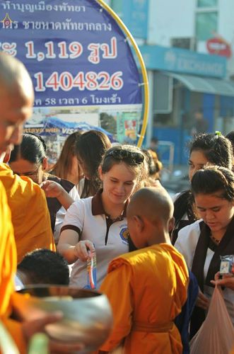 ภาพ No.19672:ประมวลภาพตักบาตรพระ 1,199 รูป ณ ถนนชายหาดพัทยากลาง