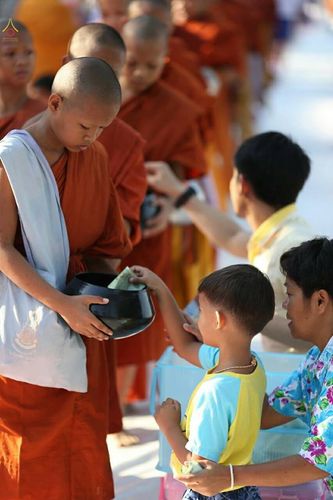 ภาพ No.19675:ประมวลภาพตักบาตรพระ 1,199 รูป ณ ถนนชายหาดพัทยากลาง