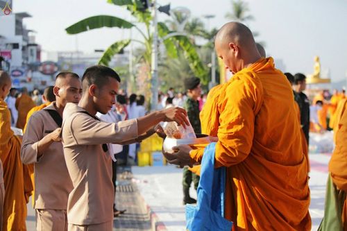 ภาพ No.19676:ประมวลภาพตักบาตรพระ 1,199 รูป ณ ถนนชายหาดพัทยากลาง