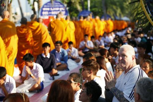 ภาพ No.19677:ประมวลภาพตักบาตรพระ 1,199 รูป ณ ถนนชายหาดพัทยากลาง