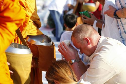 ภาพ No.19678:ประมวลภาพตักบาตรพระ 1,199 รูป ณ ถนนชายหาดพัทยากลาง