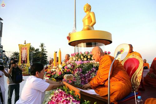 ภาพ No.19668:ประมวลภาพตักบาตรพระ 1,199 รูป ณ ถนนชายหาดพัทยากลาง