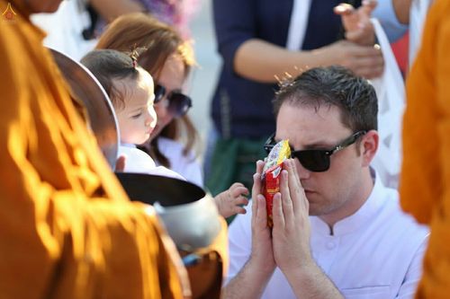 ภาพ No.19681:ประมวลภาพตักบาตรพระ 1,199 รูป ณ ถนนชายหาดพัทยากลาง