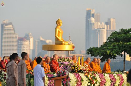 ภาพ No.19685:ประมวลภาพตักบาตรพระ 1,199 รูป ณ ถนนชายหาดพัทยากลาง