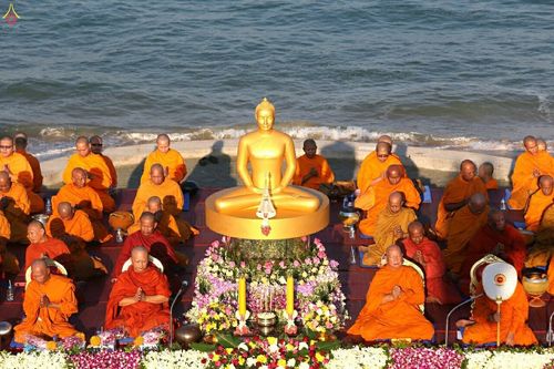 ภาพ No.19682:ประมวลภาพตักบาตรพระ 1,199 รูป ณ ถนนชายหาดพัทยากลาง