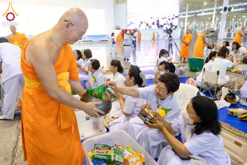 ภาพ No.308266:วันที่ 1  กุมภาพันธ์ พ.ศ. 2569 พิธีตักบาตรข้าวสารอาหารแห้ง ณ บ้านแก้วเรือนทองคุณยาย สภาธรรมกายสากล วัดพระธรรมกาย