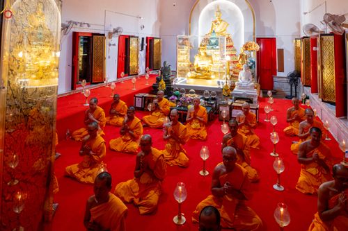 ภาพ No.294092:วันที่ 13 มกราคม พ.ศ. 2569 พิธีจุดประทีปถวายเป็นพุทธบูชา และบูชาธรรมมหาปูชนียาจารย์  (ภาพชุดที่ 2) ณ วัดสองพี่น้อง ต.ต้นตาล อ.สองพี่น้อง จ.สุพรรณบุรี ในโครงการธรรมยาตรา กตัญญูบูชา มหาปูชนียาจารย์ พระมงคลเทพมุนี(สด จนฺทสโร) พระผู้ปราบมาร อนุสรณ์สถาน 7 แห่