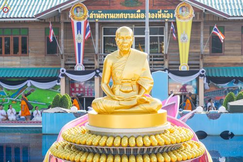ภาพ No.287780:วันที่ 3 มกราคม พ.ศ. 2569 พิธีต้อนรับพระธรรมยาตรา ครั้งที่ 2 (ภาพชุดที่ 2) ในโครงการธรรมยาตรา กตัญญูบูชา มหาปูชนียาจารย์ พระมงคลเทพมุนี(สด จนฺทสโร) พระผู้ปราบมาร อนุสรณ์สถาน 7 แห่ง ปีที่ 14 ณ อนุสรณ์สถานมหาวิหารพระมงคลเทพมุนี (โลตัสแลนด์) อ.สองพี่น้อง จ.
