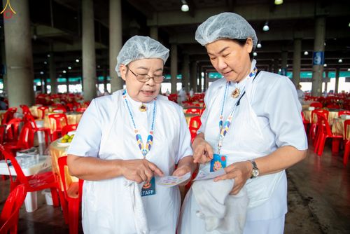 ภาพ No.325814:วันที่ 22 เมษายน พ.ศ.2569(วันคุ้มครองโลก) งานถวายมหาสังฆทาน 40,000 กว่าวัดทั่วประเทศ เจ้าหน้าที่ สาธุชน ร่วมใจจัดเตรียมภัตตาหารเพล (ชุด 2)