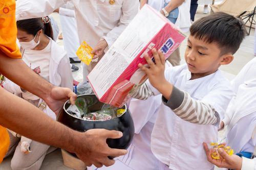 ภาพ No.302709:วันที่ 24 มกราคม พ.ศ. 2569 พิธีตักบาตรพระธรรมยาตรา(ภาพชุดที่ 2) ณ อนุสรณ์สถานลำดับที่ 5 สถานที่เผยแผ่วิชชาธรรมกายครั้งแรก อนุสรณ์สถานบางปลา วัดบางปลา อำเภอบางเลน จังหวัดนครปฐม ในโครงการธรรมยาตรา กตัญญูบูชา มหาปูชนียาจารย์ พระมงคลเทพมุนี(สด จนฺทสโร) พระผู