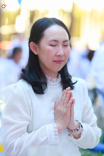 ภาพ No.290079:วันที่ 6 มกราคม พ.ศ. 2569 พิธีจุดประทีปถวายเป็นพุทธบูชา และบูชาธรรมมหาปูชนียาจารย์ (ภาพชุดที่ 2) ณ อนุสรณ์สถานมหาวิหารพระมงคลเทพมุนี (โลตัสแลนด์) อ.สองพี่น้อง จ.สุพรรณบุรี ในโครงการธรรมยาตรา กตัญญูบูชา มหาปูชนียาจารย์ พระมงคลเทพมุนี(สด จนฺทสโร) พระผู้ปรา