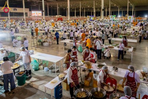 ภาพ No.305504:วันที่ 29 มกราคม พ.ศ. 2569 พิธีถวายภัตตาหารเป็นสังฆทาน แด่พระธรรมยาตรา ณ วัดพระธรรมกาย  จังหวัดปทุมธานี ในโครงการธรรมยาตรา กตัญญูบูชา มหาปูชนียาจารย์ พระมงคลเทพมุนี(สด จนฺทสโร) พระผู้ปราบมาร อนุสรณ์สถาน 7 แห่ง ปีที่ 14