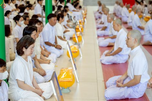 ภาพ No.228965:วันเสาร์ที่ 14 มิถุนายน พ.ศ. 2568 พิธีเวียนประทักษิณ , พิธีขอขมารับผ้าไตร ในโครงการบรรพชาอุปสมบทหมู่ ผู้บริหารรุ่นที่ 15 และ อุดมศึกษา รุ่นที่ 52 ณ โบสถ์พระไตรปิฎก วัดพระธรรมกาย