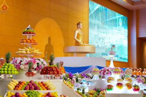 ภาพ No.143500:พิธีตักบาตร ข้าวสารอาหารแห้ง ณ บ้านแก้วเรือนทองคุณยายฯ และ พิธีบูชาข้าวพระ  ณ สภาธรรมกายสากล วัดพระธรรมกาย วันอาทิตย์ที่ 7 กรกฎาคม พ.ศ. 2567