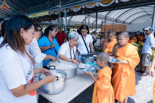 ภาพ No.133549:พิธีขอขมารับผ้าไตร, พิธีบรรพชาสามเณร, สามเณรออกบิณฑบาต ในโครงการบรรพชาสามเณร ฟื้นฟูพระพุทธศาสนาทั่วไทย  ณ ศูนย์ปฏิบัติธรรม และอบรมเยาวชนเมืองยะลา วันที่ 3 เมษายน พ.ศ. 2567