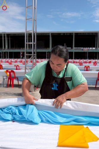 ภาพ No.218562:วันที่ 15 - 18 เมษายน พ.ศ. 2568 การเตรียมภาชนะสำหรับถวายภัตตาหาร , การจัดโต๊ะเก้าอี้ในลานธรรม , การแพ็คพัสดุงานต้อนรับ เพื่องานวันคุ้มครองโลก 22 เมษายน พ.ศ.2568 วัดพระธรรมกาย