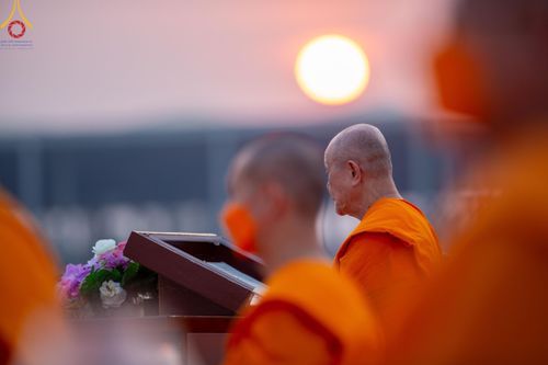 ภาพ No.122080:พิธีจุดประทีปถวายเป็นพุทธบูชา และบูชาธรรมมหาปูชนียาจารย์ พระมงคลเทพมุนี(สด จนฺทสโร) ในโครงการธรรมยาตรา กตัญญูบูชา มหาปูชนียาจารย์ พระมงคลเทพมุนี(สด จนฺทสโร) พระผู้ปราบมาร อนุสรณ์สถาน 7 แห่ง ปีที่ 12 วันที่ 31 มกราคม พ.ศ. 2567 ณ วัดพระธรรมกาย จ.ปทุมธานี