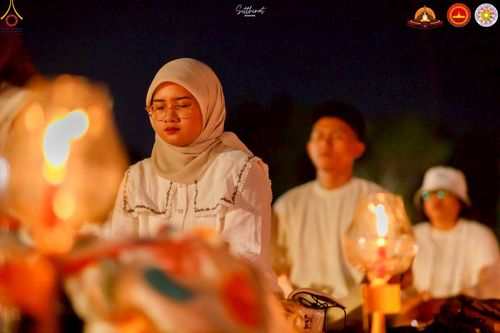 ภาพ No.224584:วันจันทร์ที่ 12 พฤษภาคม พ.ศ. 2568  ชาวพุทธในอินโดนีเซีย ร่วมฉลองวิสาขบูชาจุดประทีปกว่า 200,000 ดวง ณ พระมหาเจดีย์บรมพุทโธ  เจริญพุทธมนต์ถวาย “พระวชิรเกล้าเจ้าอยู่หัว”