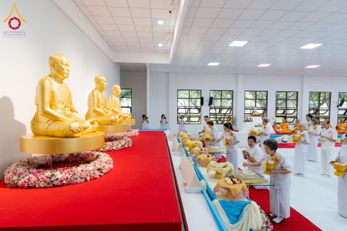 ภาพ No.160906:พิธีเจริญพระพุทธมนต์ และปิดแผ่นทองรูปเหมือน พระเดชพระคุณพระมงคลเทพมุนี (สด จนฺทสโร) พระผู้ปราบมาร จำนวน 3 องค์ วันเสาร์ที่ 5 ตุลาคม พ.ศ. 2567 ณ อาคารปลูกศรัทธา 2 (ชานชลาเดิม) วัดพระธรรมกาย อ.คลองหลวง จ.ปทุมธานี