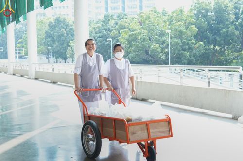 ภาพ No.123125:พิธีตักบาตร และพิธีบูชาข้าวพระ ในวันอาทิตย์ต้นเดือนที่ 4 กุมภาพันธ์ พ.ศ. 2567 ณ วัดพระธรรมกาย จ.ปทุมธานี