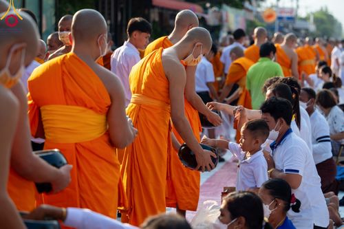 ภาพ No.101925:ตักบาตรพระ 10,000 รูป เติมบุญให้แผ่นดิน เนื่องในโอกาส 192 ปี จังหวัดกาญจนบุรี หนึ่งในโครงการตักบาตรพระ 2,000,000 รูป  77 จังหวัดทุกวัดทั่วไทย วันจันทร์ที่ 11 ธันวาคม พ.ศ. 2566 บริเวณถนนสองแคว (SKY WALK) เมืองกาญจนบุรี