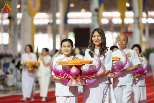 ภาพ No.134409:พิธีทอดผ้าป่าสมทบ มหาสังฆทาน 10,000 วัด ทั่วไทย วันอาทิตย์ต้นเดือนที่ 7 เมษายน พ.ศ.2567 ณ ห้องแก้วสารพัดนึก 1 สภาธรรมกายสากล  วัดพระธรรมกาย จ.ปทุมธานี