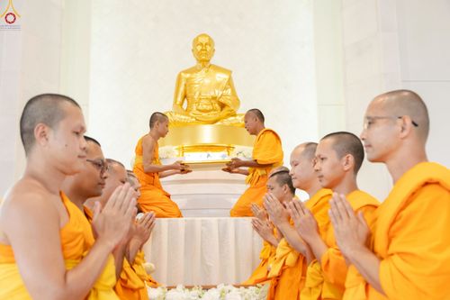 ภาพ No.239499:วันอาทิตย์ที่ 17 สิงหาคม พ.ศ. 2568 พิธีกดปุ่มอัญเชิญรูปเหมือน พระมงคลเทพมุนี (สด จันทสโร)  ณ มหาวิหารแก้วพระมงคลเทพมุนี  ศูนย์ปฏิบัติธรรมแก้วเมืองเลย