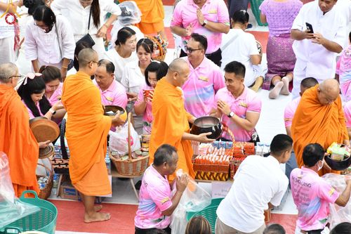 ภาพ No.150907:พิธีเจริญพระพุทธมนต์ และทำบุญตักบาตรแด่คณะสงฆ์ จำนวน 121 รูป เนื่องในโอกาสฉลองครบรอบ 120 ปี อำเภอคลองหลวง จังหวัดปทุมธานี เพื่อถวายเป็นพุทธบูชา ช่วยเหลือผู้ประสบความเดือดร้อนจากอุทกภัย และคณะสงฆ์ 323 วัด 4 จังหวัดชายแดนภาคใต้ วันเสาร์ที่ 31 สิงหาคม พ.ศ. 