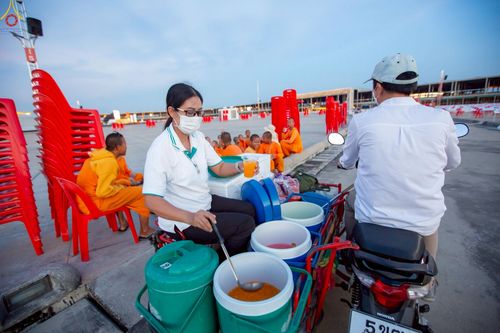 ภาพ No.225162:วันที่ 20 - 27 เมษายน พ.ศ. 2568 "ภาพแห่งความปลื้มที่ไม่มีวันจบ" คณะสงฆ์สามเณร เจ้าหน้าที่ และสาธุชน ร่วมแรงร่วมใจกันเตรียมงานและเก็บงาน เพื่อวันคุ้มครองโลก พิธีถวายมหาสังฆทานคณะสงฆ์ 40,000 กว่าวัดทั่วประเทศ