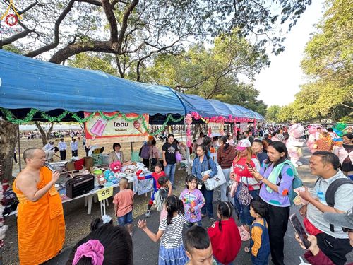 ภาพ No.193971:วัดพระธรรมกาย จัดงานวันเด็กแห่งชาติ ประจำปี พ.ศ.2568 ออกร้านอาหาร 200 ร้าน มอบของขวัญหลายหมื่นชิ้น วันที่ 12 มกราคม พ.ศ. 2568 วัดพระธรรมกาย อ.คลองหลวง จ.ปทุมธานี