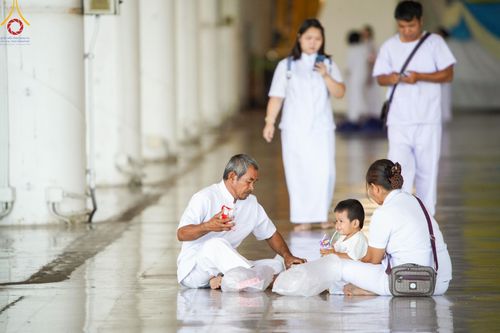 ภาพ No.151105:พิธีตักบาตร ในวันอาทิตย์ต้นเดือน วันที่ 1 กันยายน พ.ศ. 2567 ณ สภาธรรมกายสากล วัดพระธรรมกาย