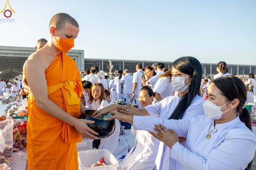 ภาพ No.105350:พิธีตักบาตรฉลองพระบวชใหม่ รุ่นบูชาธรรมมหาปูชนียาจารย์ และต้อนรับศักราชใหม่ วันจันทร์ที่ 1 มกราคม พ.ศ. 2567 ณ ลานธรรมพระมหาธรรมกายเจดีย์ วัดพระธรรมกาย