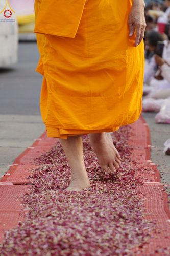 ภาพ No.120419:พิธีต้อนรับพระธรรมยาตรา ในโครงการธรรมยาตรา กตัญญูบูชา มหาปูชนียาจารย์ พระมงคลเทพมุนี(สด จนฺทสโร) พระผู้ปราบมาร อนุสรณ์สถาน 7 แห่ง ปีที่ 12 วันที่ 28 มกราคม พ.ศ. 2567 ณ วัดพระธรรมกาย จ.ปทุมธานี (ชุดที่ 2)