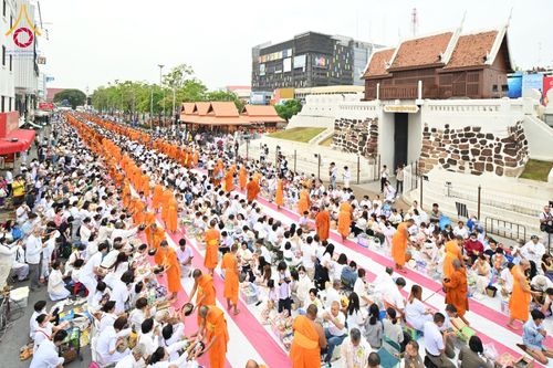 ภาพ No.210383:วันอาทิตย์ที่ 9 มีนาคม พ.ศ. 2568 พ่อเมืองโคราชจัดตักบาตรพระหมื่น ทำบุญเมือง 557 ปี