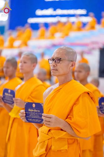 ภาพ No.237546:วันอาทิตย์ที่ 10 สิงหาคม พ.ศ.2568 พิธีมอบใบประกาศเกียรติคุณ โครงการสอบบาลี "ฉลองแชมป์" บูชาธรรม 80 ปี หลวงพ่อธัมมชโย ประจำปี 2568 และ พิธีมอบดวงแก้วสามเณรทรงบาลีไวยากรณ์ ณ สภาธรรมกายสากล วัดพระธรรมกาย ปทุมธานี