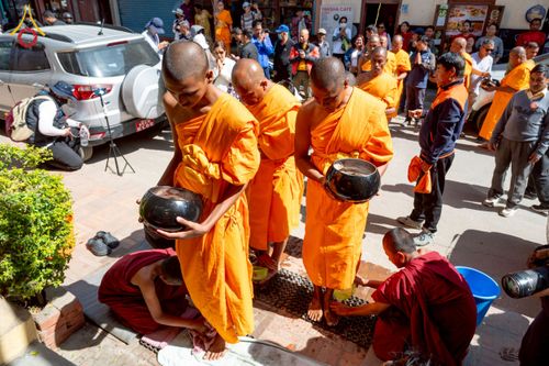 ภาพ No.213215:วันที่ 17 - 18 มีนาคม พ.ศ. 2568 คณะสงฆ์และสามเณรเดินบิณฑบาต รอบเมืองในพื้นที่ วัดสยมภูวนาถและราชวังปาตัน ณ เมืองกาฐมาณฑุ ประเทศเนปาล