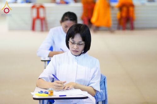 ภาพ No.208890:พระบาทสมเด็จพระเจ้าอยู่หัวทรงพระกรุณาโปรดเกล้าฯ พระราชทานภัตตาหารพระราชทาน แด่พระภิกษุ สามเณร ในการสอบบาลีสนามหลวง ณ วัดพระธรรมกาย วันที่ 22 กุมภาพันธ์ พ.ศ. 2568 ณ วัดพระธรรมกาย อำเภอคลองหลวง จังหวัดปทุมธานี