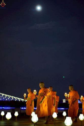 ภาพ No.224068:วันวิสาขบูชา วันอาทิตย์ที่ 11 พฤษภาคม พ.ศ. 2568 พิธีจุดวิสาขประทีป ,  พิธีเวียนประทักษิณรอบพระมหาธรรมกายเจดีย์ , พิธีฉลองชัยสวดมนต์บทธัมมจักกัปปวัตตนสูตร ครบ 7,357,000,000 จบ ณ มหารัตนวิหารคด วัดพระธรรมกาย