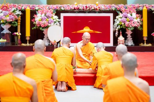 ภาพ No.159807:พิธีตัดปอยผมปลงผมนาคธรรมทายาท, พิธีบรรพชาอุปสมบทหมู่ โครงการอุปสมบทหมู่บูชาธรรม 140 ปี พระมงคลเทพมุนี (สด จนฺทสโร) ณ โบสถ์พระไตรปิฏก วัดพระธรรมกาย วันเสาร์ที่ 5 ตุลาคม พ.ศ. 2567