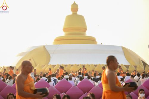 ภาพ No.201133:พิธีตักบาตรพระธรรมยาตรา ณ อนุสรณ์สถานลำดับที่ 5 สถานที่เผยแผ่วิชชาธรรมกายครั้งแรก อนุสรณ์สถานบางปลา วัดบางปลา อำเภอบางเลน จังหวัดนครปฐม ในโครงการธรรมยาตรา กตัญญูบูชา มหาปูชนียาจารย์ พระมงคลเทพมุนี(สด จนฺทสโร) พระผู้ปราบมาร อนุสรณ์สถาน 7 แห่ง ปีที่ 13