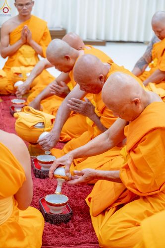 ภาพ No.252343:วันที่ 4-5 ตุลาคม พ.ศ. 2568  วัดพระธรรมกายแคลิฟอร์เนีย ประเทศสหรัฐอเมริกา ได้จัดพิธีตัดปอยผม โดยคณะสงฆ์ ญาติ ๆ และสาธุชน ให้กับนาคธรรมทายาท 8 ท่าน และได้จัดพิธีบรรพชา-อุปสมบท ฉลองพิธีทอดกฐินบรมจักรพรรดิ สร้างอุโบสถ 82 ปี บูชาธรรมหลวงพ่อธัมมชโย