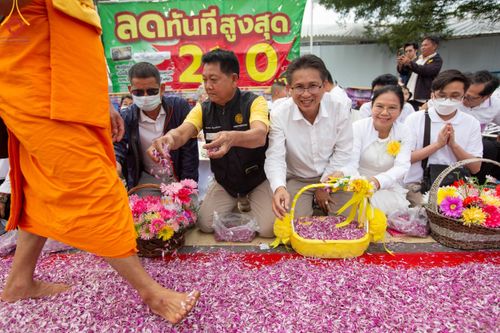 ภาพ No.120121:พิธีต้อนรับพระธรรมยาตรา ในโครงการธรรมยาตรา กตัญญูบูชา มหาปูชนียาจารย์ พระมงคลเทพมุนี(สด จนฺทสโร) พระผู้ปราบมาร อนุสรณ์สถาน 7 แห่ง ปีที่ 12 วันที่ 28 มกราคม พ.ศ. 2567 ณ วัดพระธรรมกาย จ.ปทุมธานี