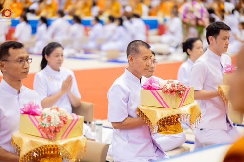 ภาพ No.147159:พิธีมุทิตาสักการะพระภิกษุ ผู้สอบได้เปรียญธรรม 9 ประโยคระดับโลกปีที่ 36, พิธีมอบโล่เกียรติยศและทุนการศึกษา สำนักเรียนบาลีดีเด่นทั่วประเทศ, พิธีถวายมหาสังฆทานคณะสงฆ์ 2,000 กว่าวัด ทั่วประเทศ ปีที่ 24, พิธีถวายไทยธรรมคณะสงฆ์ 323 วัด 4 จังหวัดชายแดนภาคใต้