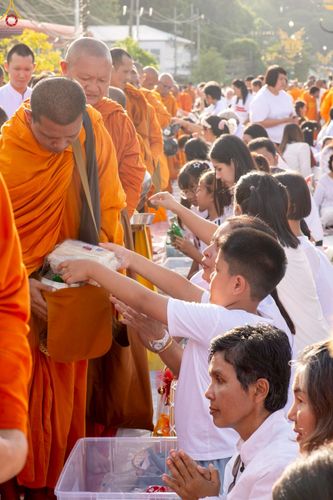 ภาพ No.235258:วันอาทิตย์ที่ 27 กรกฎาคม พ.ศ. 2568 พิธีตักบาตรพระ1,000 รูป ทำบุญเมืองพัทลุง ประธานสงฆ์ พระปริยัติวชิโรดม  เจ้าคณะจังหวัดพัทลุง ประธานฆราวาส นายรัฐศาสตร์ ชิดชู  ผู้ว่าราชการจังหวัดพัทลุง