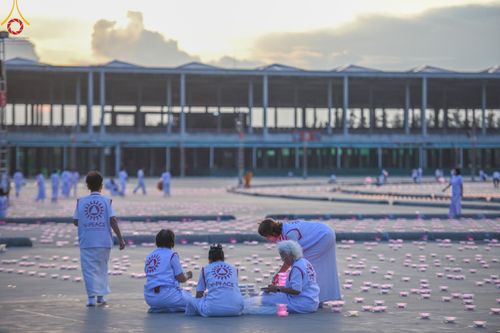 ภาพ No.150688:V.44 เพื่อพ่อ ภาพเตรียมงาน ปฎิบัติงาน ของเจ้าหน้าที่ อาสาสมัคร ทุกสถานะ เพื่อความสำเร็จ ในงานวันธรรมชัย วันอังคารที่ 27 สิงหาคม พ.ศ. 2567