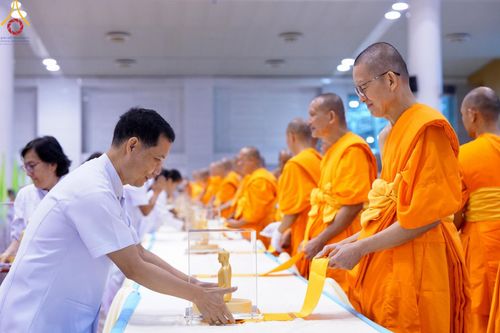 ภาพ No.159583:สัมมนาพิเศษและพิธีมอบองค์พระธรรมกาย 2,000 องค์ ณ ห้องแก้วสารพัดนึก 1 วัดพระธรรมกาย วันอาทิตย์ต้นเดือนที่ 6 ตุลาคม พ.ศ. 2567
